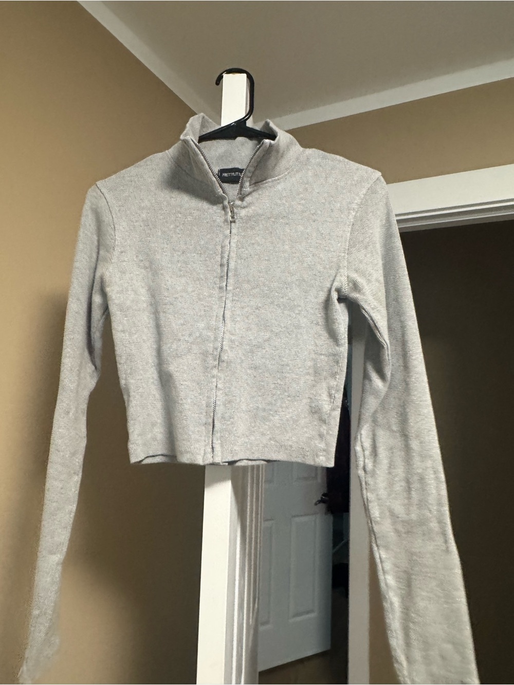 PrettyLittleThing Light Gray Zip-Front Cropped Sweater
